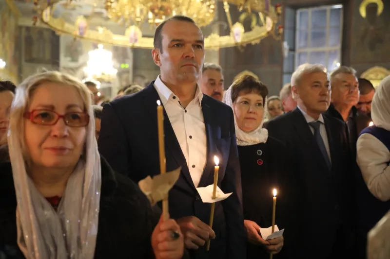 Фото к статье: Глава Чувашии с семьей посетили Пасхальное богослужение