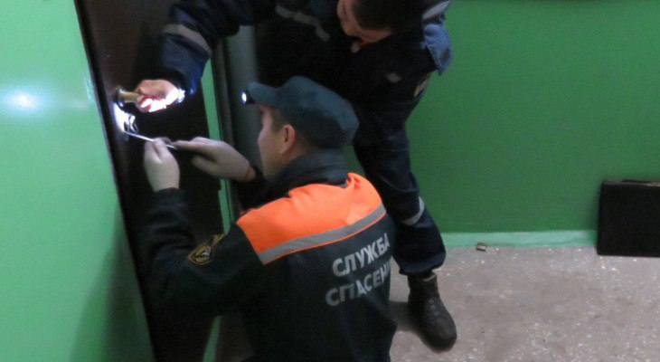 В Чебоксарах спасатели помогли открыть дверь к запертому в квартире ребенку