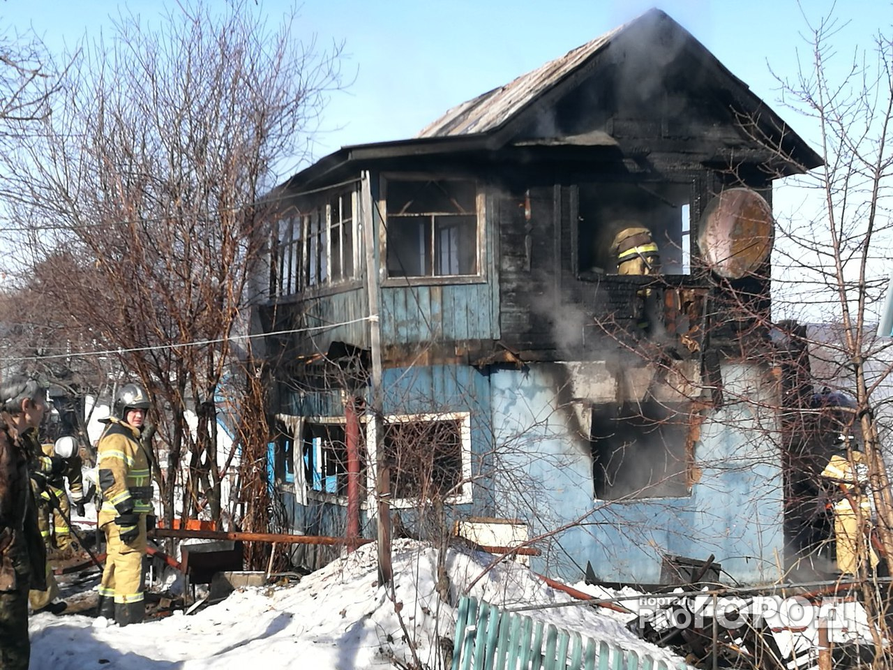 В Чебоксарах горит деревянный дом в Северо-Западном районе