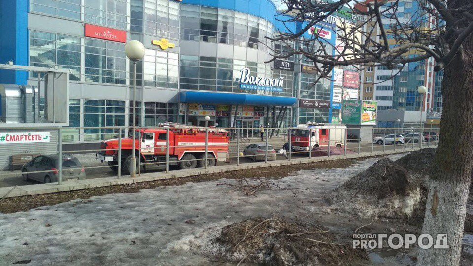 В Чебоксарах пожарные оцепили территорию торгового комплекса «Волжский»