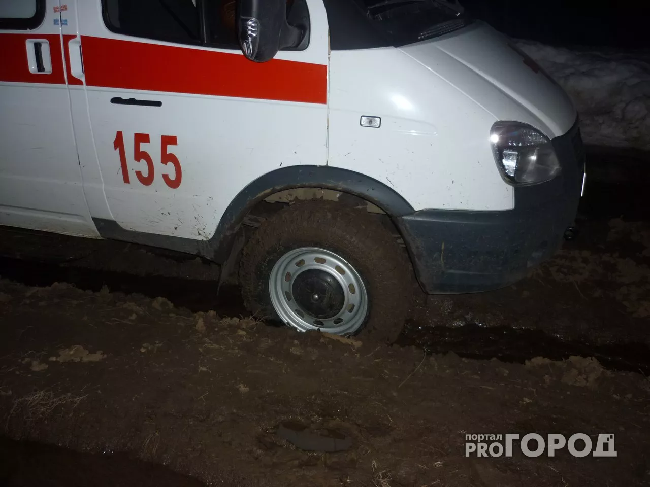 Фото к статье: В Чувашии скорая застряла в грязи на пути к пациентке