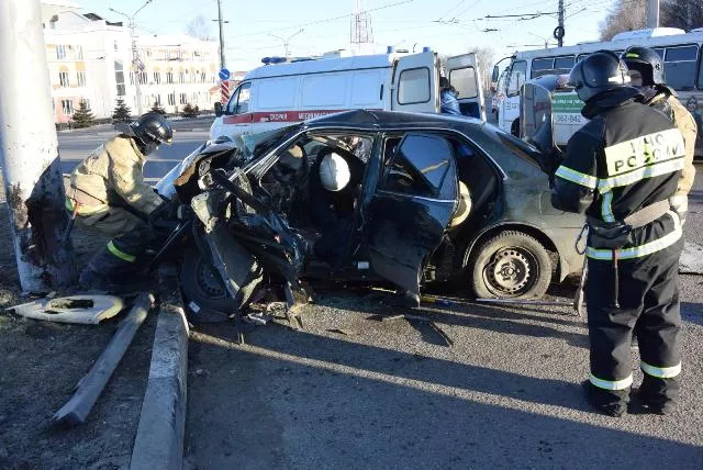 Фото к статье: В Чебоксарах рано утром Honda Accord влетел в столб, есть погибшие