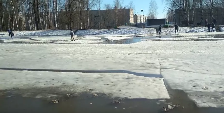 Фото к статье: В Шумерле дети катаются на льдинах, прыгая с одной на другую