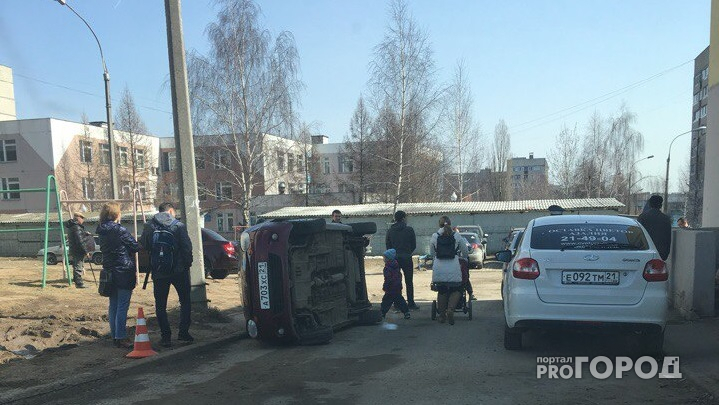 В Новочебоксарске автоледи на "Матизе" хотела уступить дорогу и перевернулась на бок