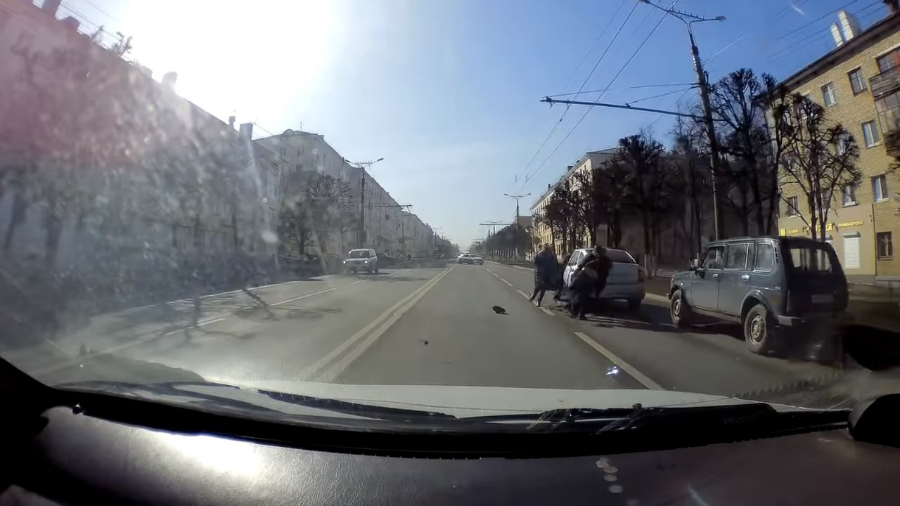 В Чебоксарах драка водителей посреди дороги попала на видео