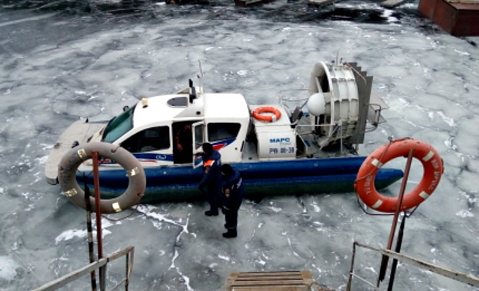 В Чебоксарах двое парней на льдине отправились в неудачное плавание