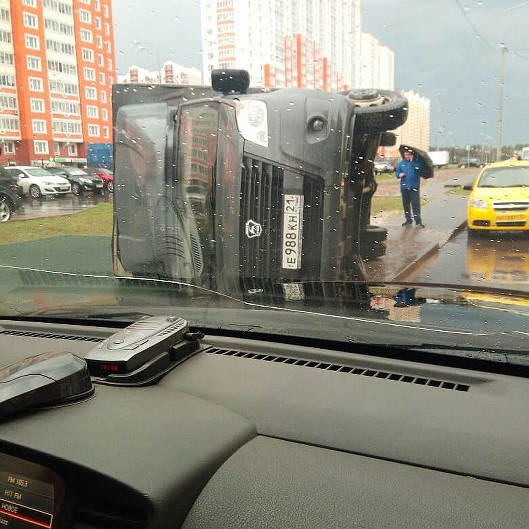 В Москве ураган опрокинул грузовик из Чувашии