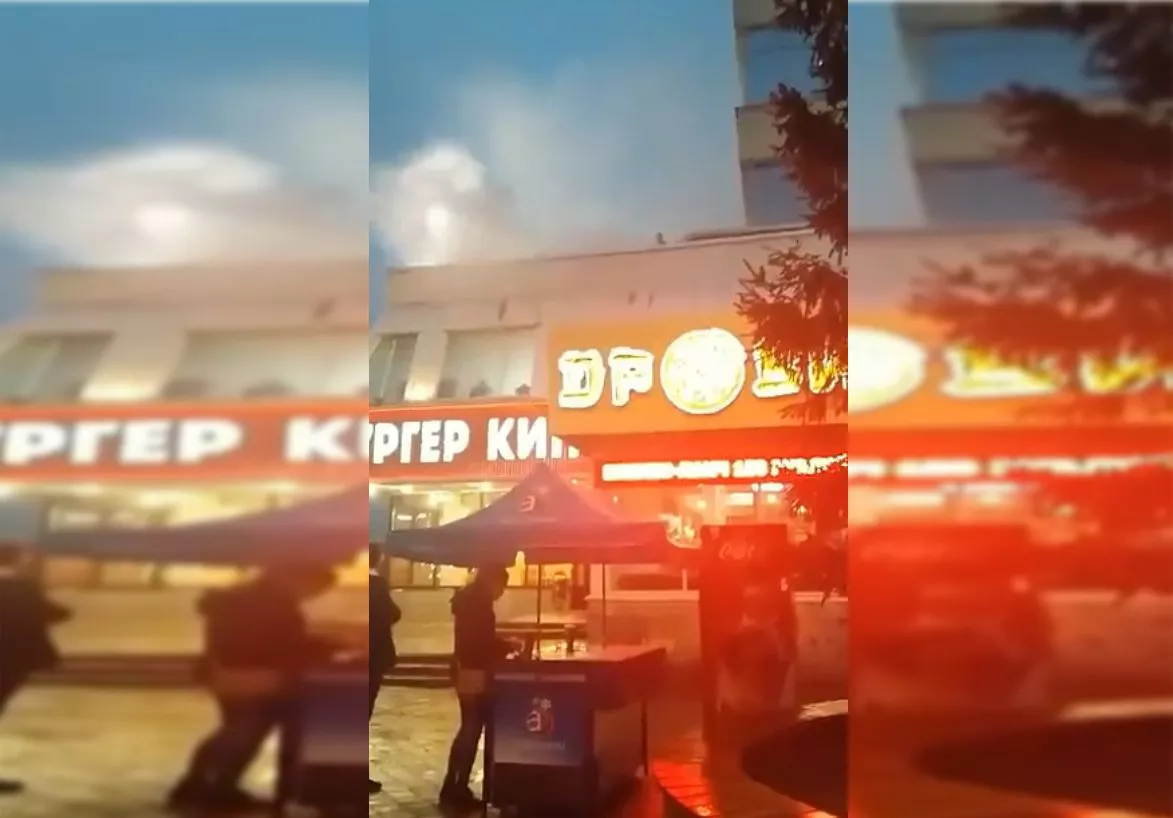 Фото к статье: В Чебоксарах горит здание Дома мод
