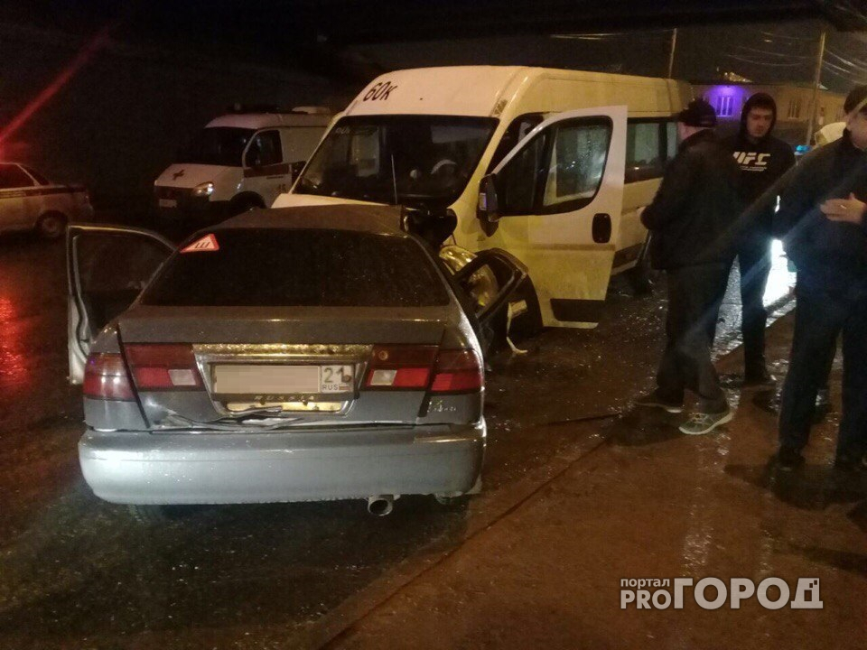 В Чебоксарах в ДТП с маршруткой пострадали 12 человек