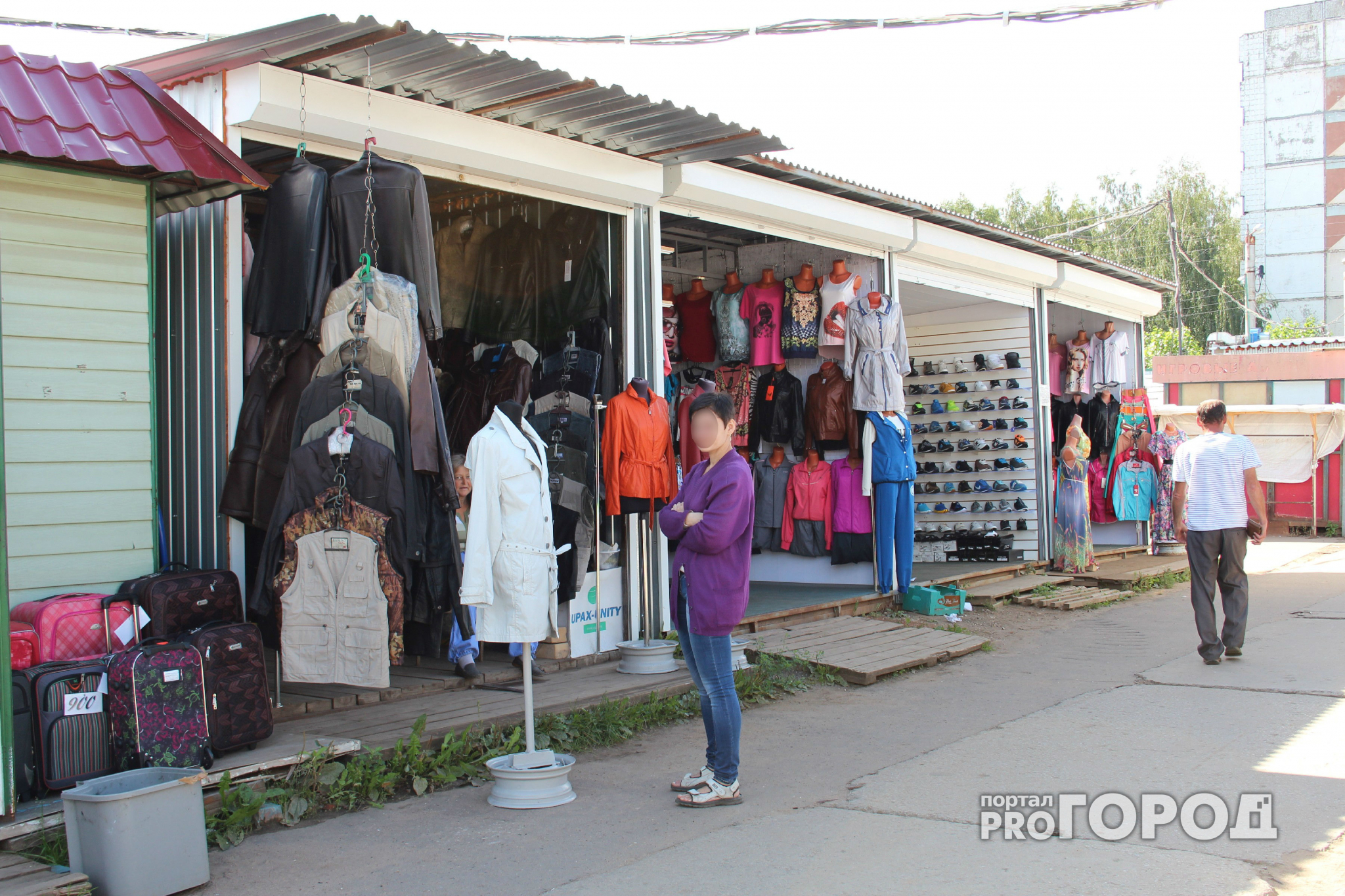 В Чебоксарах продавцы рынка воровали брендовые футболки из магазина