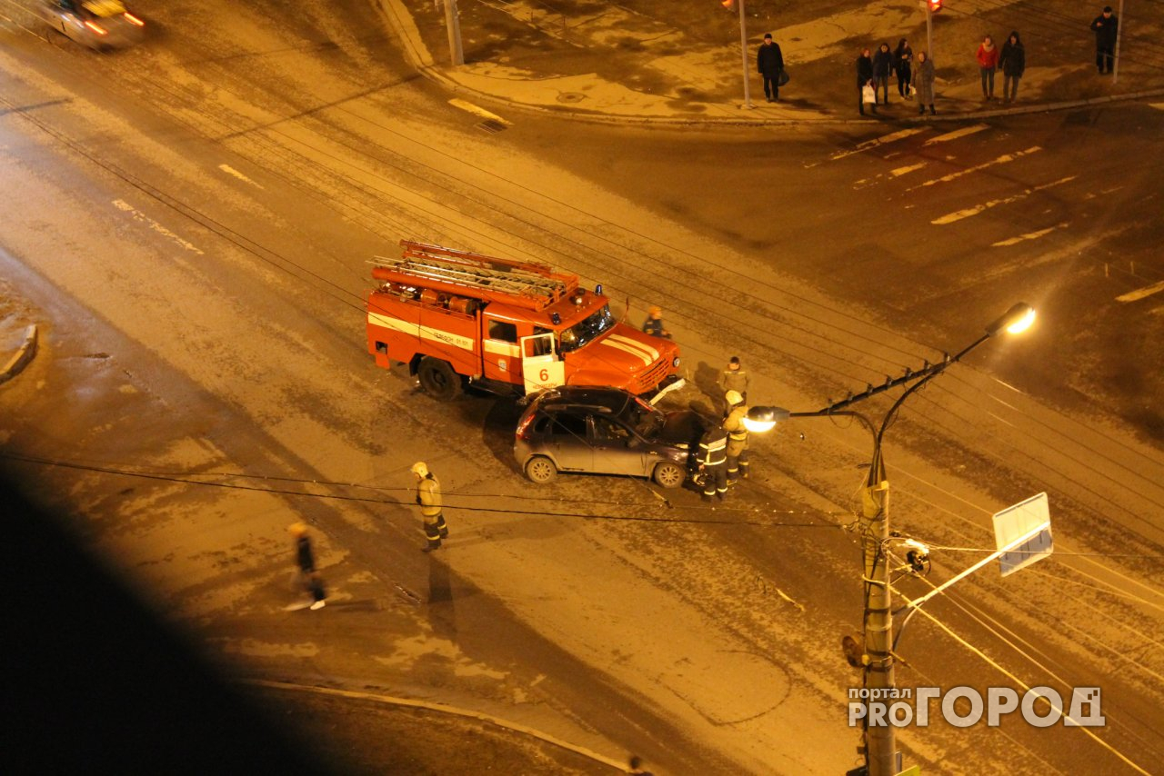 В Чебоксарах «Лада Калина» влетела в пожарный автомобиль
