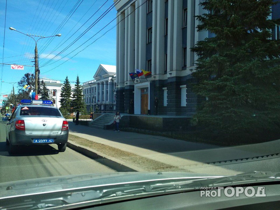 В Чебоксарах полицейские оцепили территорию вокруг МВД