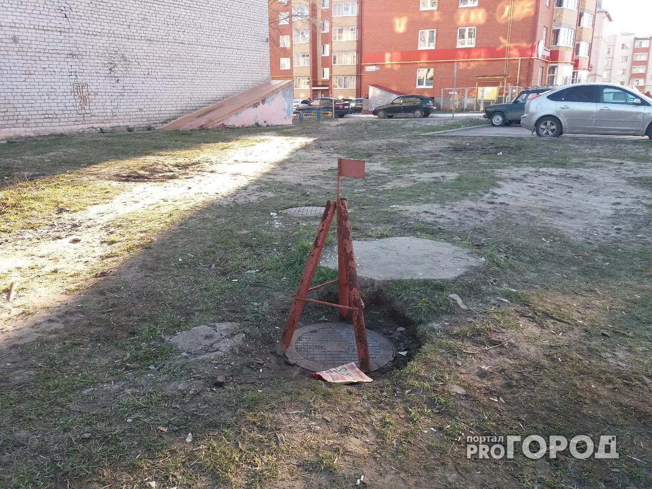 Фото к статье: В Кугесях ребенок провалился в канализационный люк
