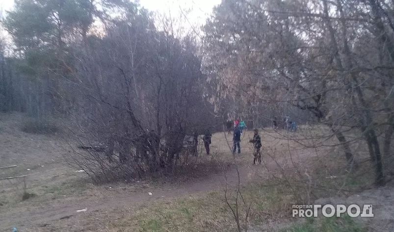Фото к статье: В Новочебоксарске следователи работают на месте обнаружения тела младенца