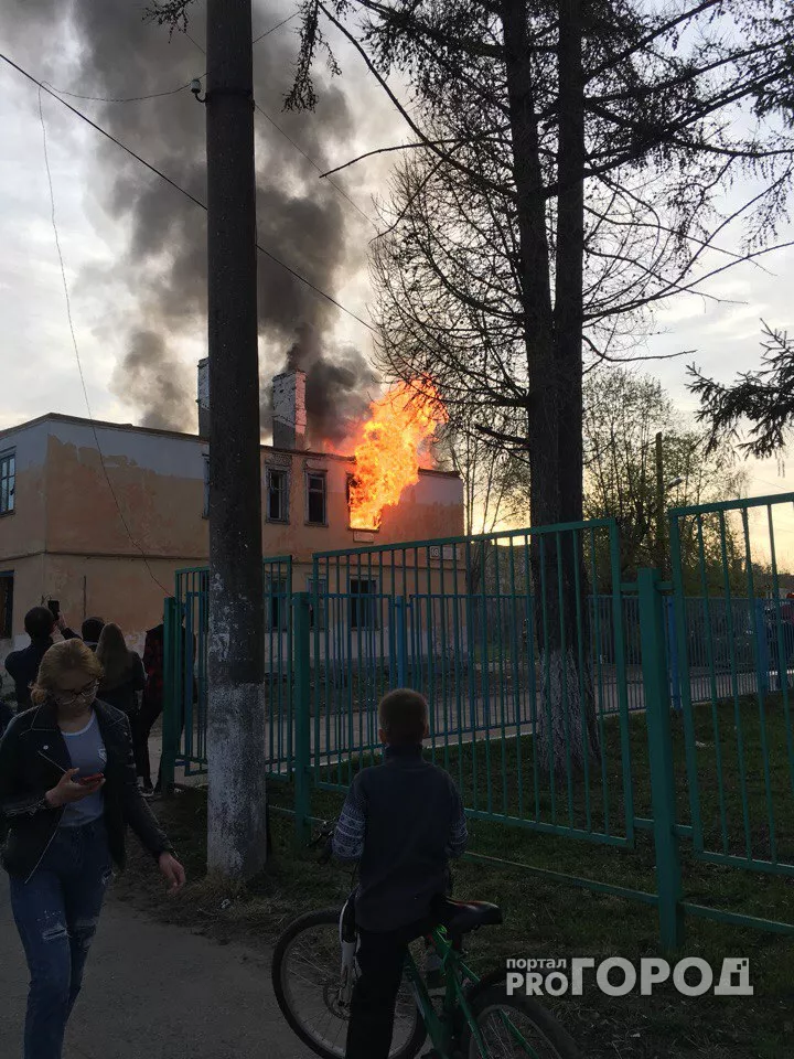 Фото к статье: На Южном поселке горит двухэтажный дом