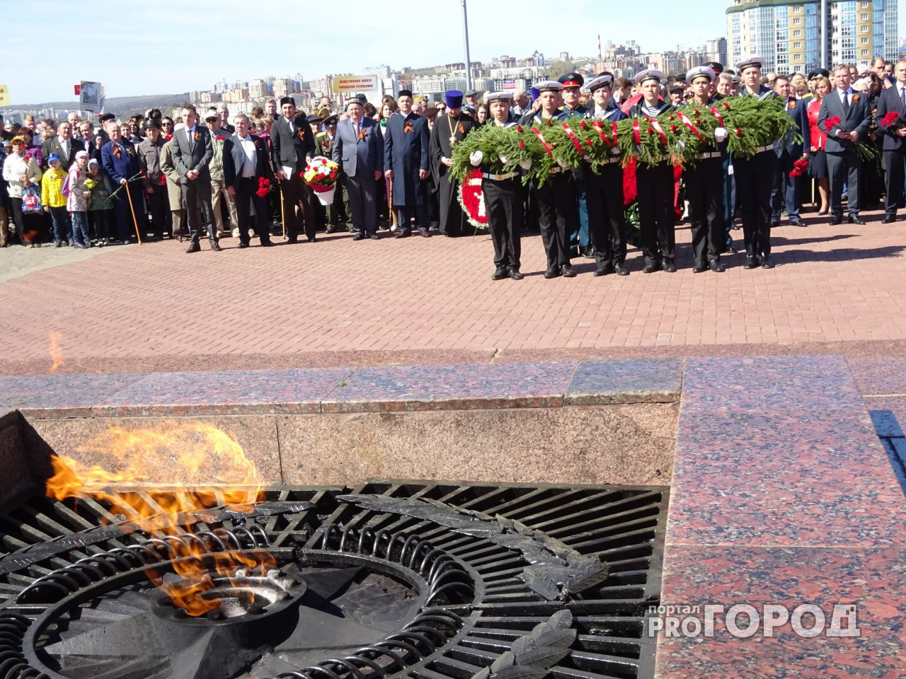 В Чебоксарах ветераны и тысячи горожан пришли возложить цветы к Монументу Славы