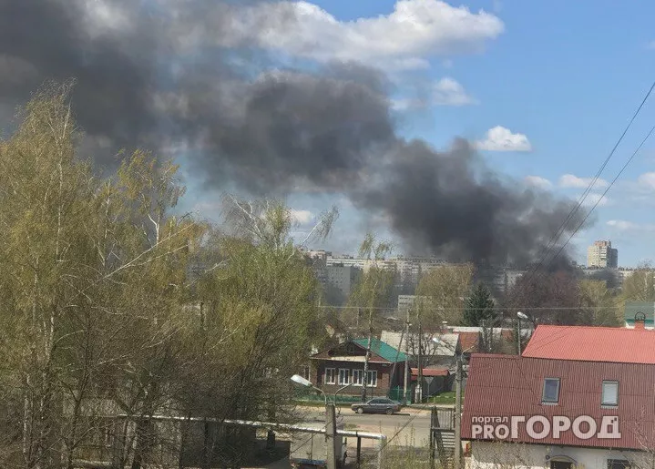 Фото к статье: На Южном поселке горят два жилых дома