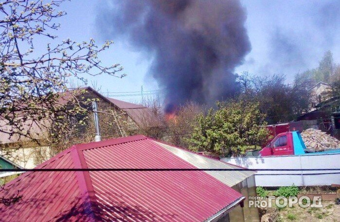 В Альгешево горят жилой дом и соседние постройки
