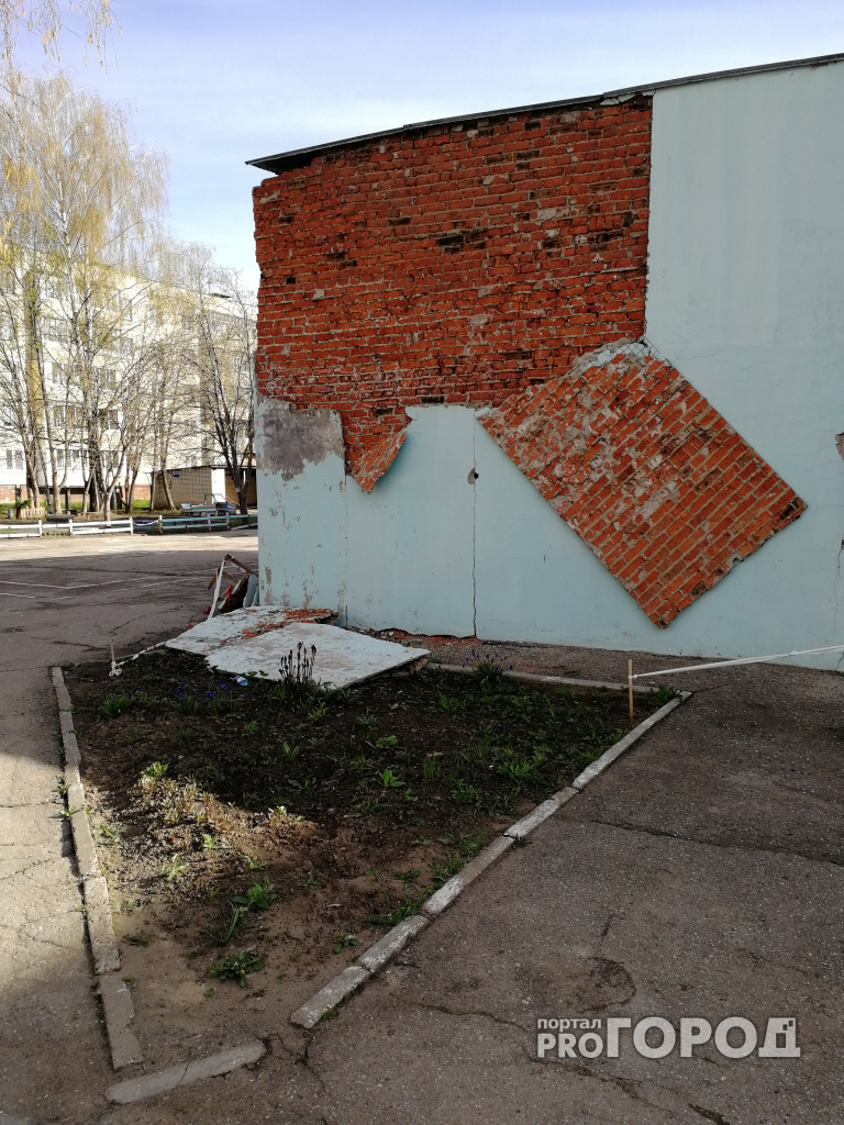 В Новочебоксарске в детском саду рушится стена
