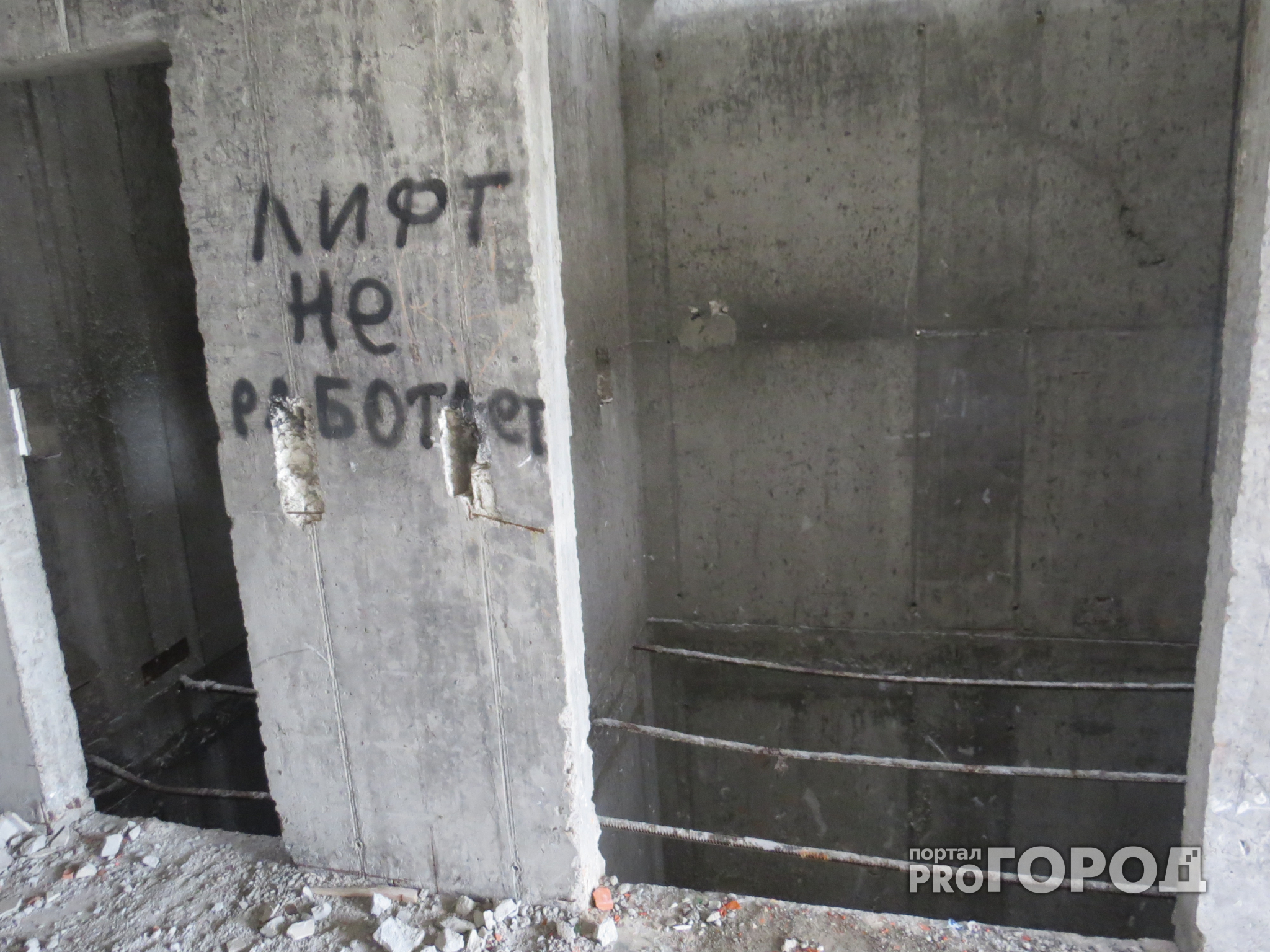 В Чебоксарах после падения мужчины, строительную компанию заставят доделать лифт