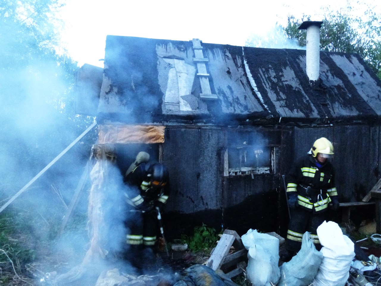 В Чебоксарском районе соседи пытались спасти погибавшего в пожаре мужчину