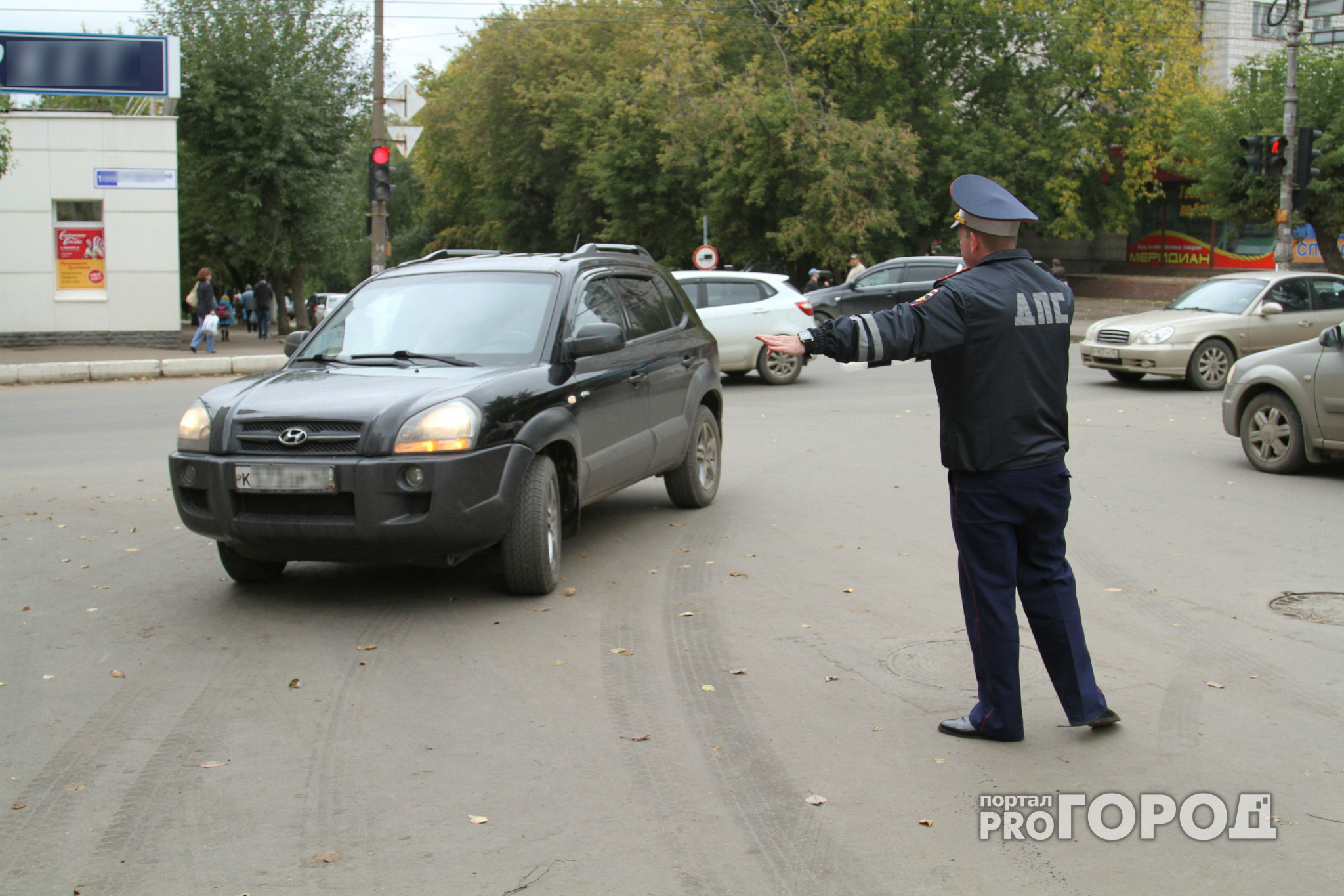 В Чебоксарах оштрафовали охранника парковки за отказ выпустить автомобиль