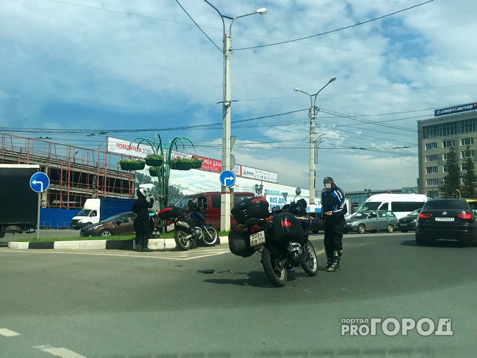 В Чебоксарах автоледи за рулем «Ниссан» сбила мотоцикл с туристами