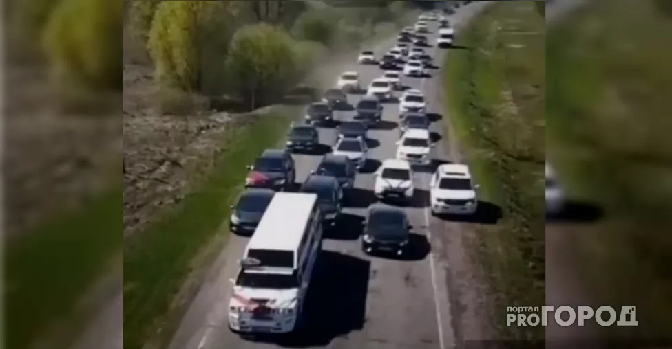 Фото к статье: Хаотичная езда свадебного кортежа в Батыревском районе оказалась традицией