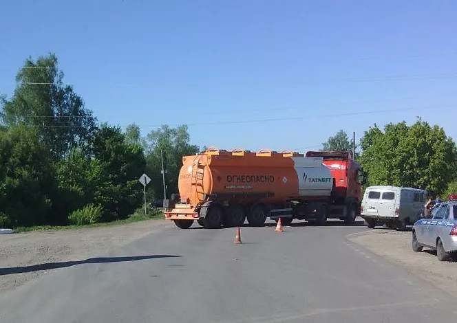 Фото к статье: В Вурнарском районе бензовоз насмерть сбил супругов