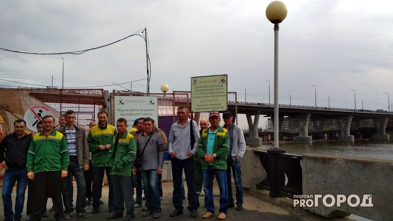 Строители Московского моста бастуют из-за невыплаты зарплаты