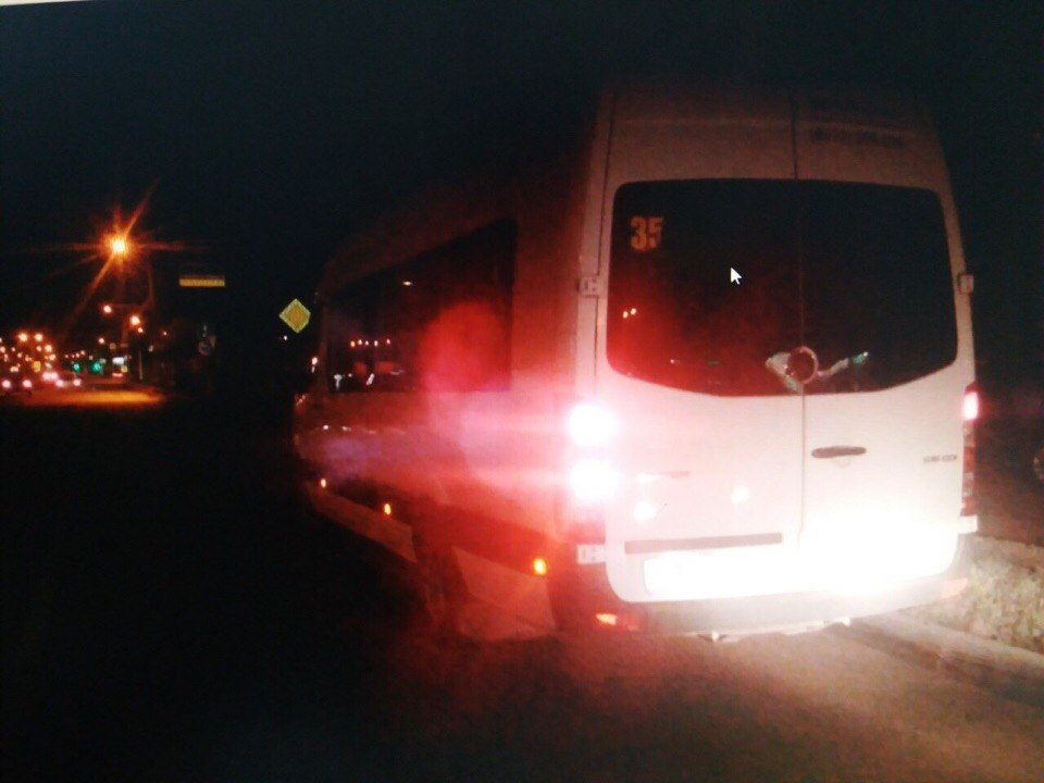 В Чебоксарах автомобиль вытолкнул маршрутку с дороги и скрылся