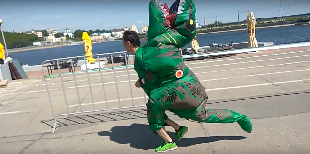 В Зеленом марафоне принял участие динозавр