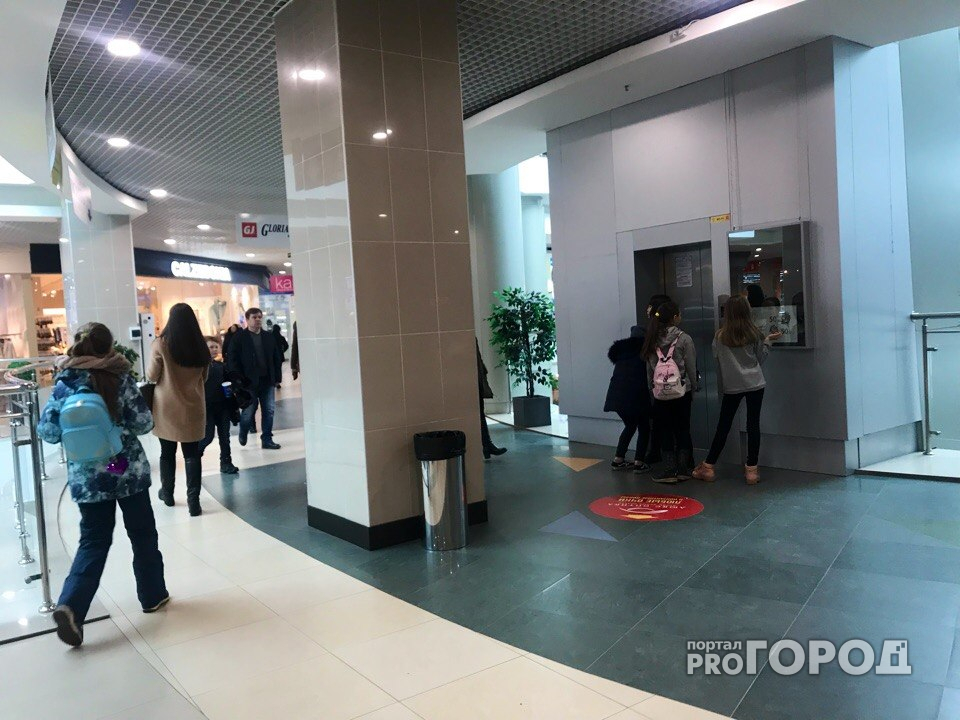 Посетители торгового центра Чебоксар оказались запертыми в душном лифте