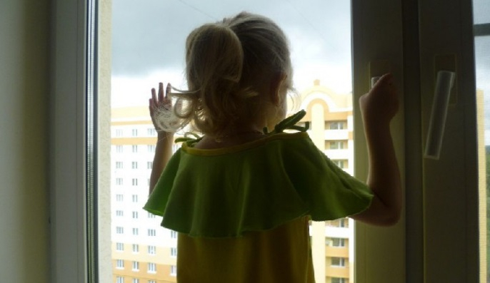 В Чувашии за этот год из окон выпало 17 детей