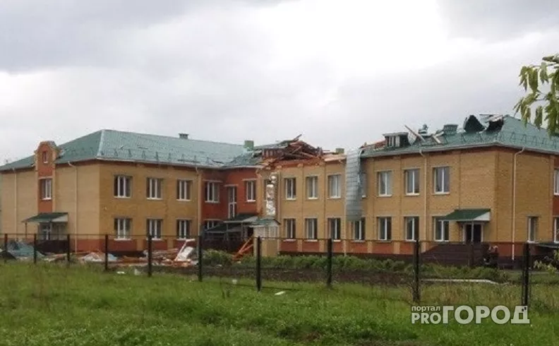 Фото к статье: В Чувашии ураган сорвал крышу школы