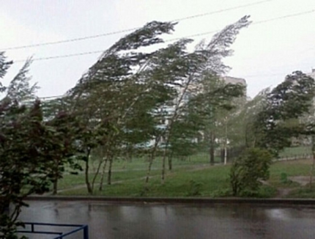 Во время урагана в Чувашии пострадали два человека