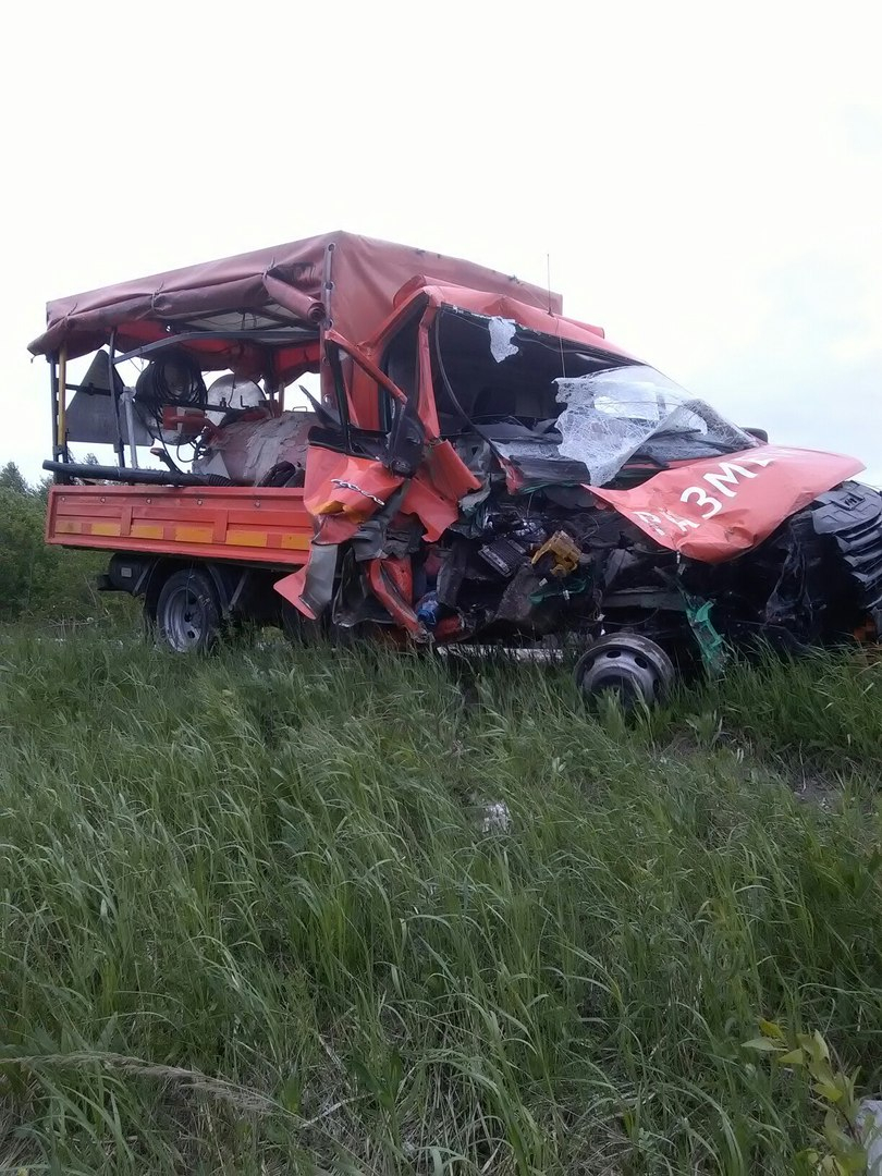 В Чувашии случилась авария с участием спецавтомобиля и грузовика