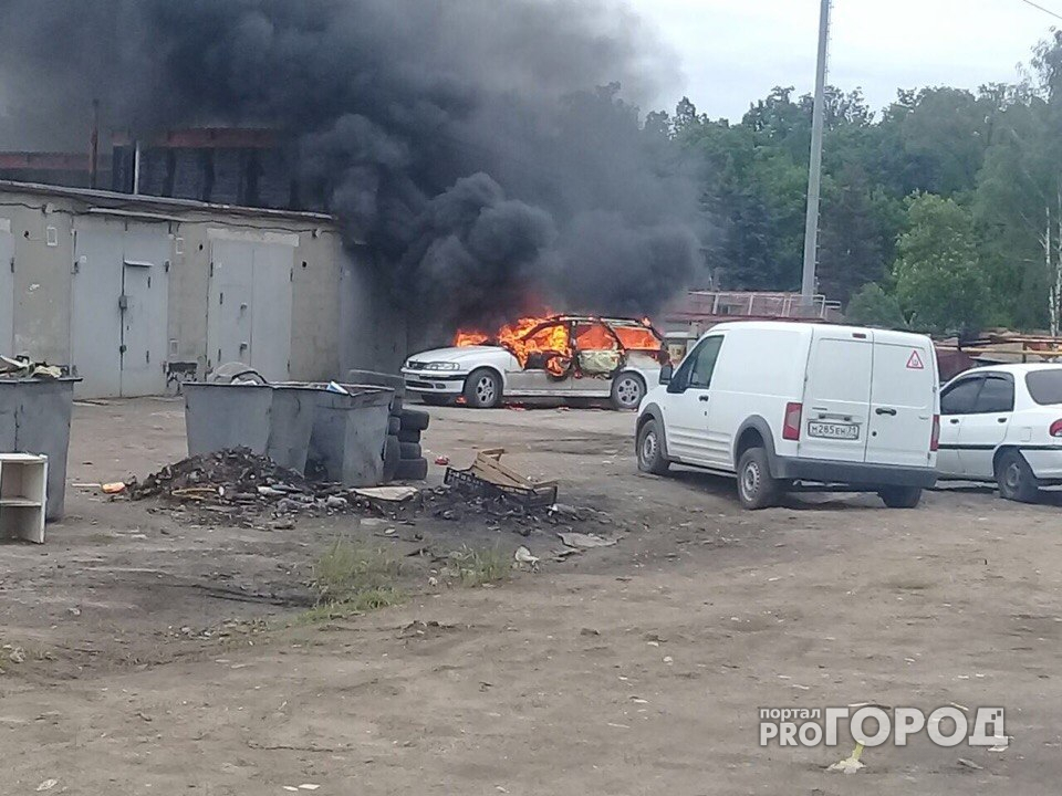 В Чебоксарах вспыхнул припаркованный «Опель»