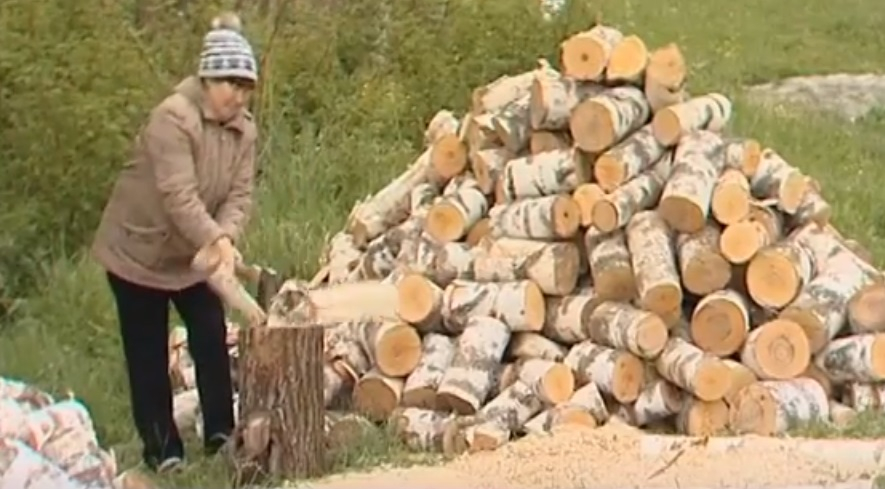 Жители одной из улиц в Чебоксарах вынуждены отапливать дома дровами