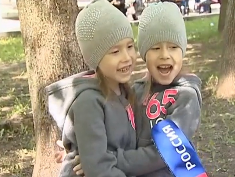 В Чебоксарах десятки близнецов прошли парадом по улице