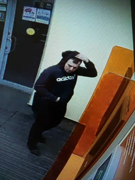 Фото к статье: В Новочебоксарске разыскивают мужчину, которого запечатлела камера банкомата