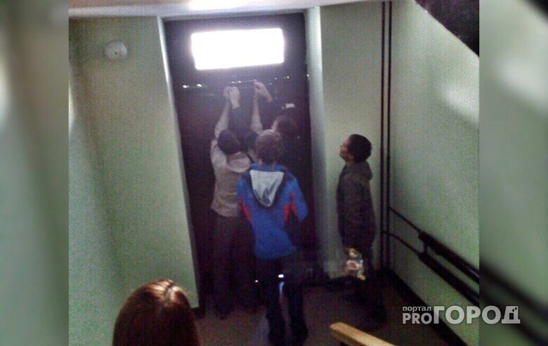 В Новочебоксарске жильцы оказались в ловушке в собственном подъезде