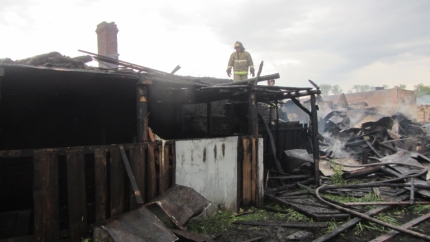В Чувашии из-за сильного ветра огонь перекинулся на три дома