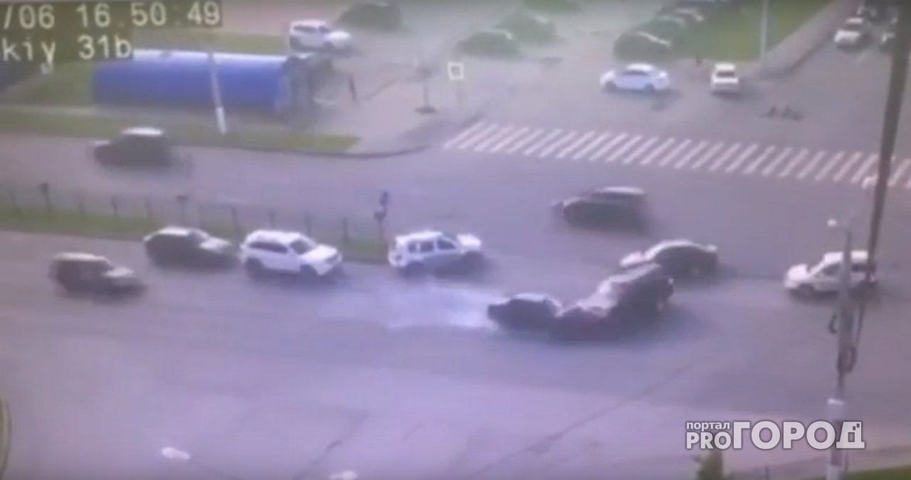 В Чебоксарах на видео попал момент столкновения Audi и Land Cruiser Prado