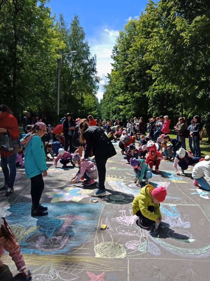 В Чебоксарах сотни детей нарисовали на асфальте свою мечту