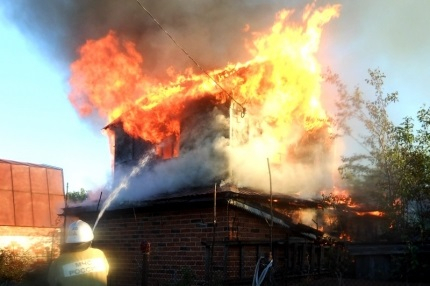 В Чувашии сгорели двухэтажная дача, гараж и баня