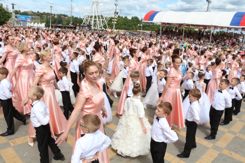 Более 1000 дошколят станцевали вальс и польку на Красной площади Чебоксар