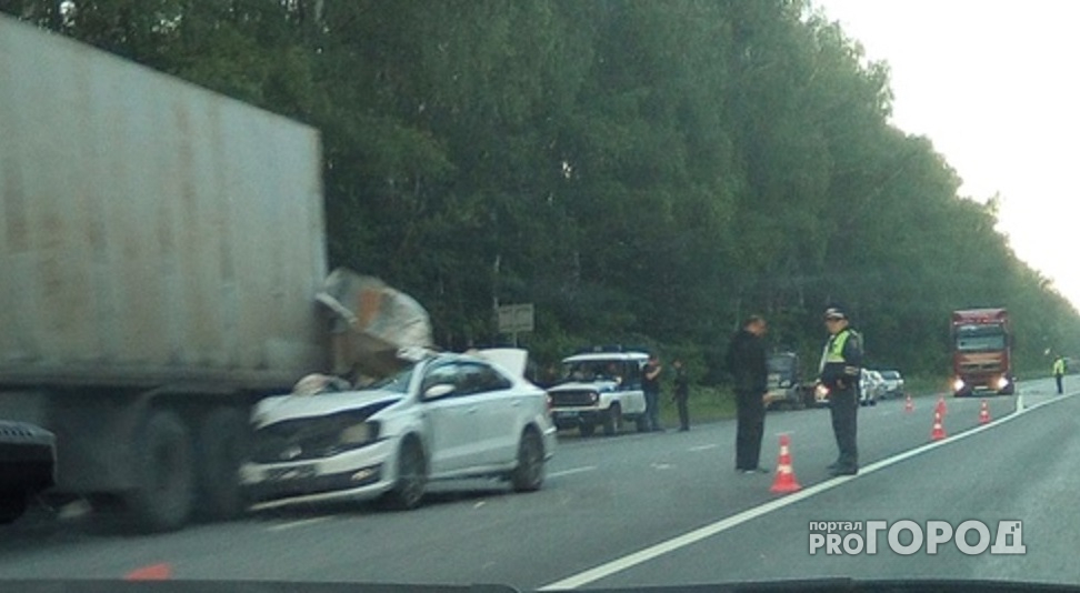 В Чувашии на трассе Volkswagen влетел под фуру