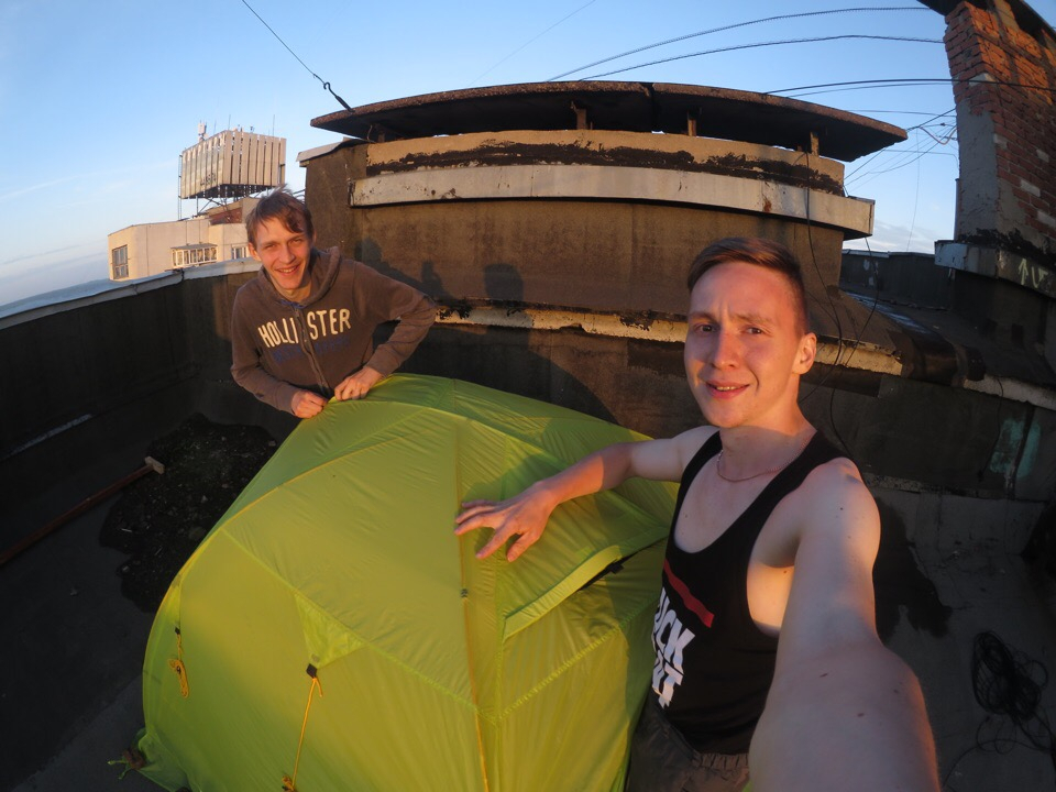 Два парня из Чебоксар решили пожить в палатке на крыше дома