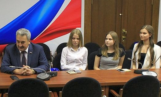«Мисс Россия» со своими однокурсниками из Чебоксар посетила Думу